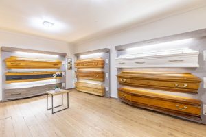 fleurs dans un vase dans un cimetiere