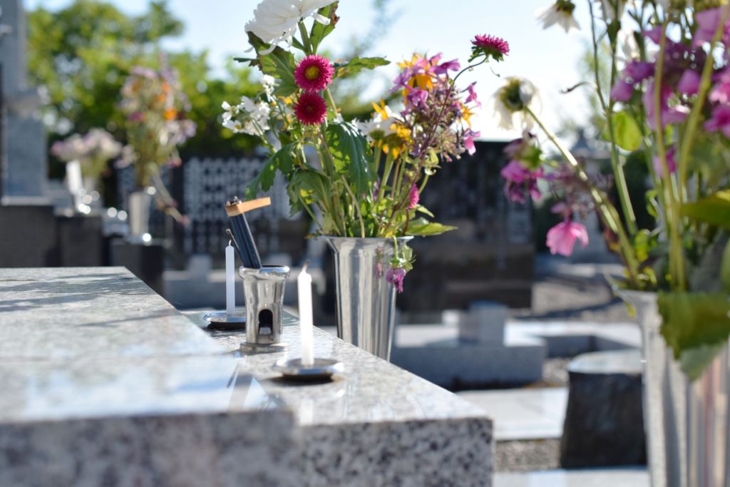 fleurs dans un vase dans cimetiere