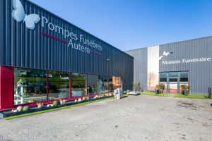 fleurs dans un vase dans un cimetiere