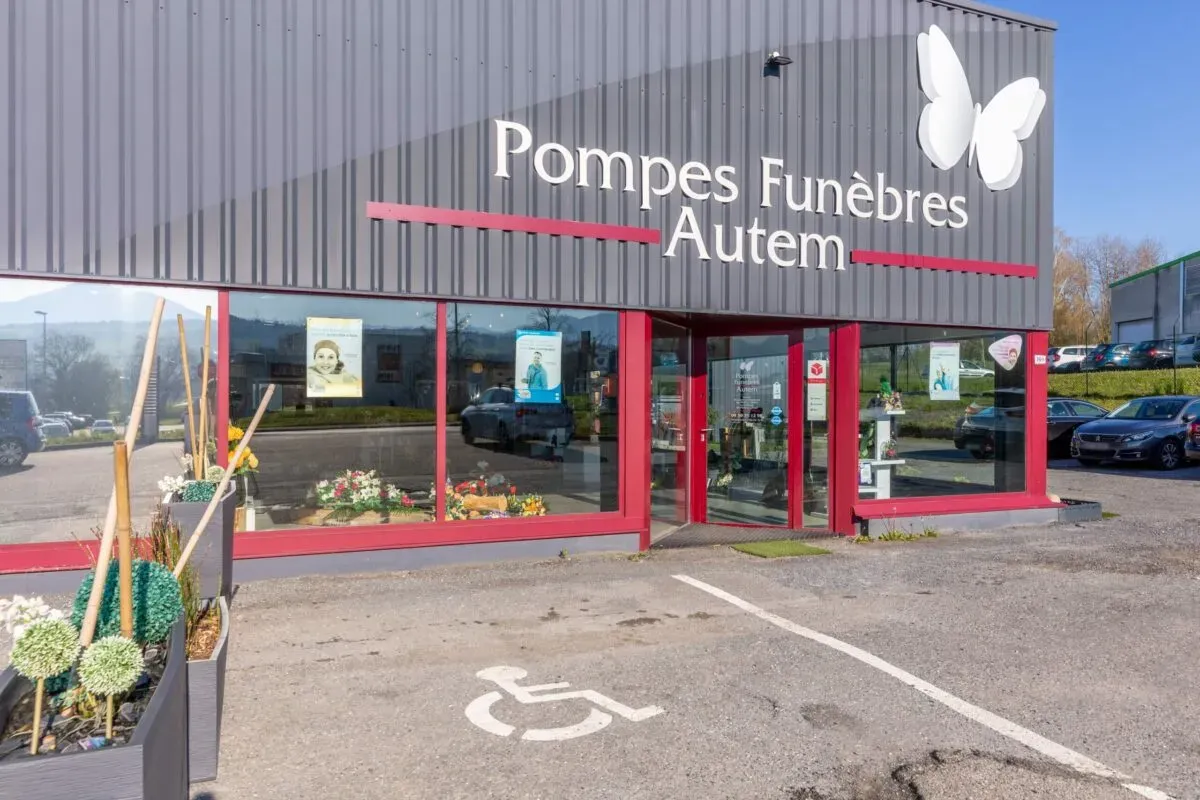 Façade de l'agence Pompes Funèbres Autem avec logo papillon.