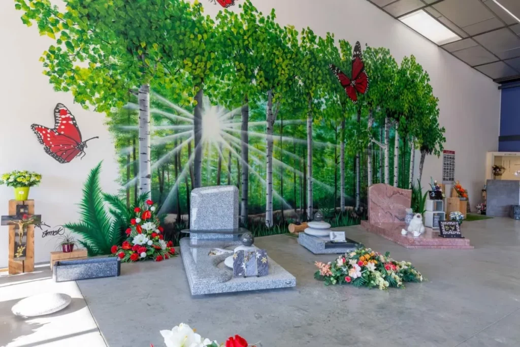 Exposition de monuments funéraires et fleurs devant une fresque murale.