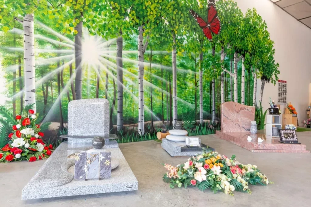 Exposition de monuments funéraires en granit et compositions florales.