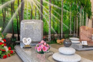 fleurs dans un vase dans un cimetiere